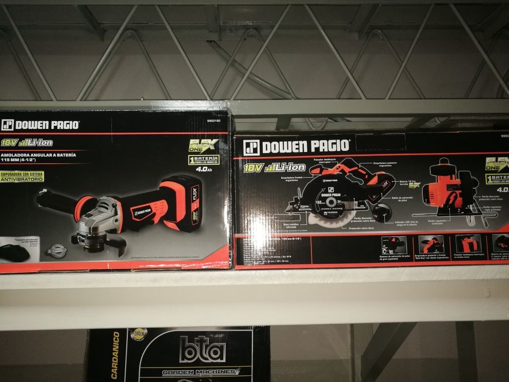 Dos cajas de herramientas Downen Pagio se encuentran en un estante.