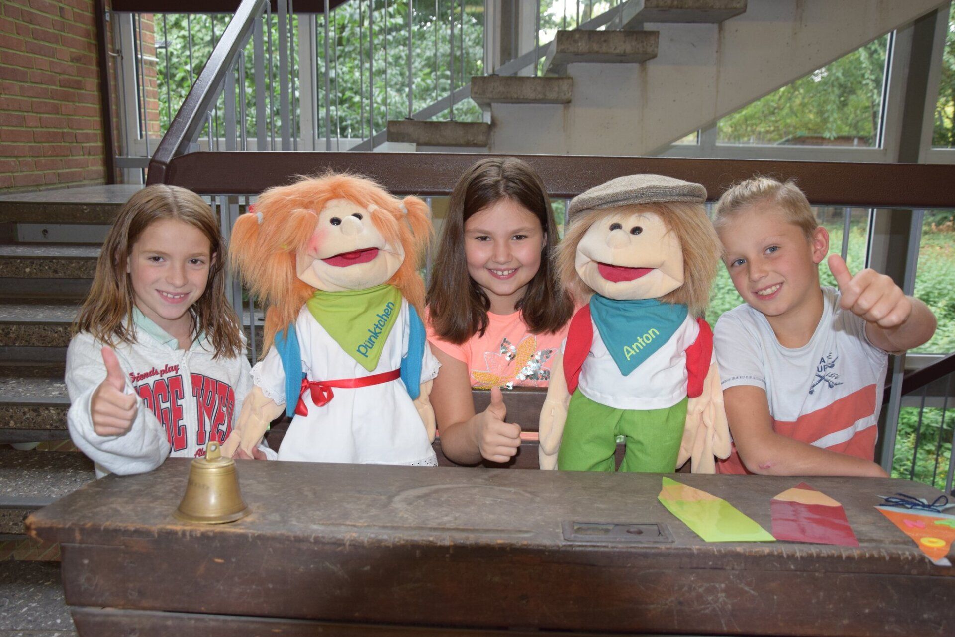Kinder-Dreigestirn 2022/23: Prinzessin Emma (Schlosser), Bauer Louis (Helbach),  Jungfrau Mona (Düster)