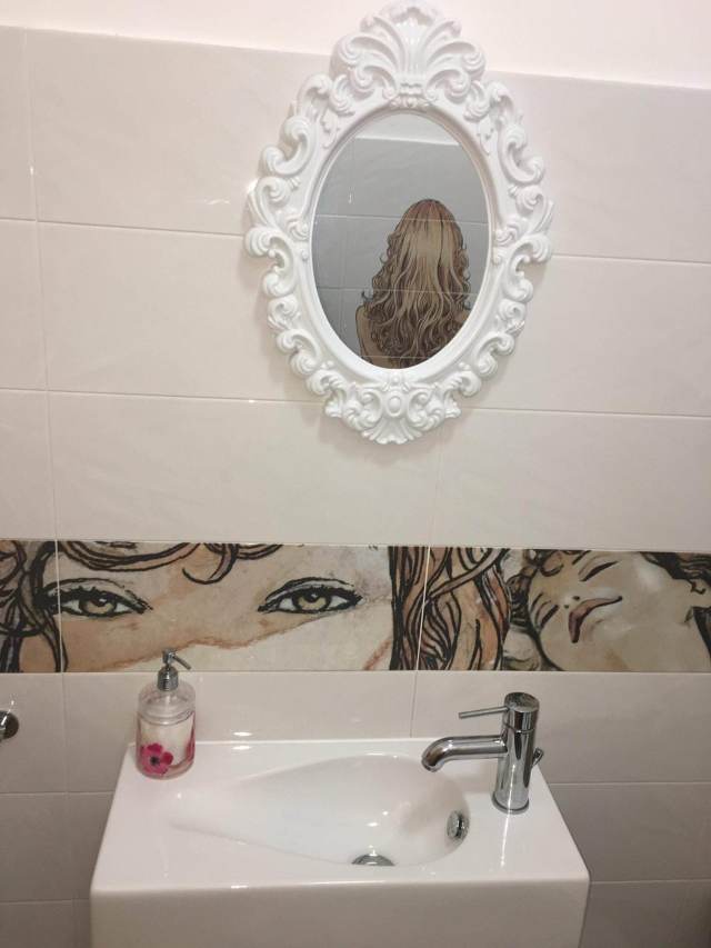 Specchio con cornice bianca