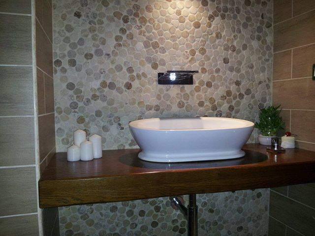 Lavabo appoggiato su asse di legno