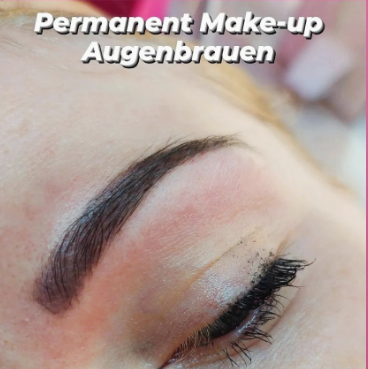 Eine Frau hat Permanent Make-up auf den Augenbrauen