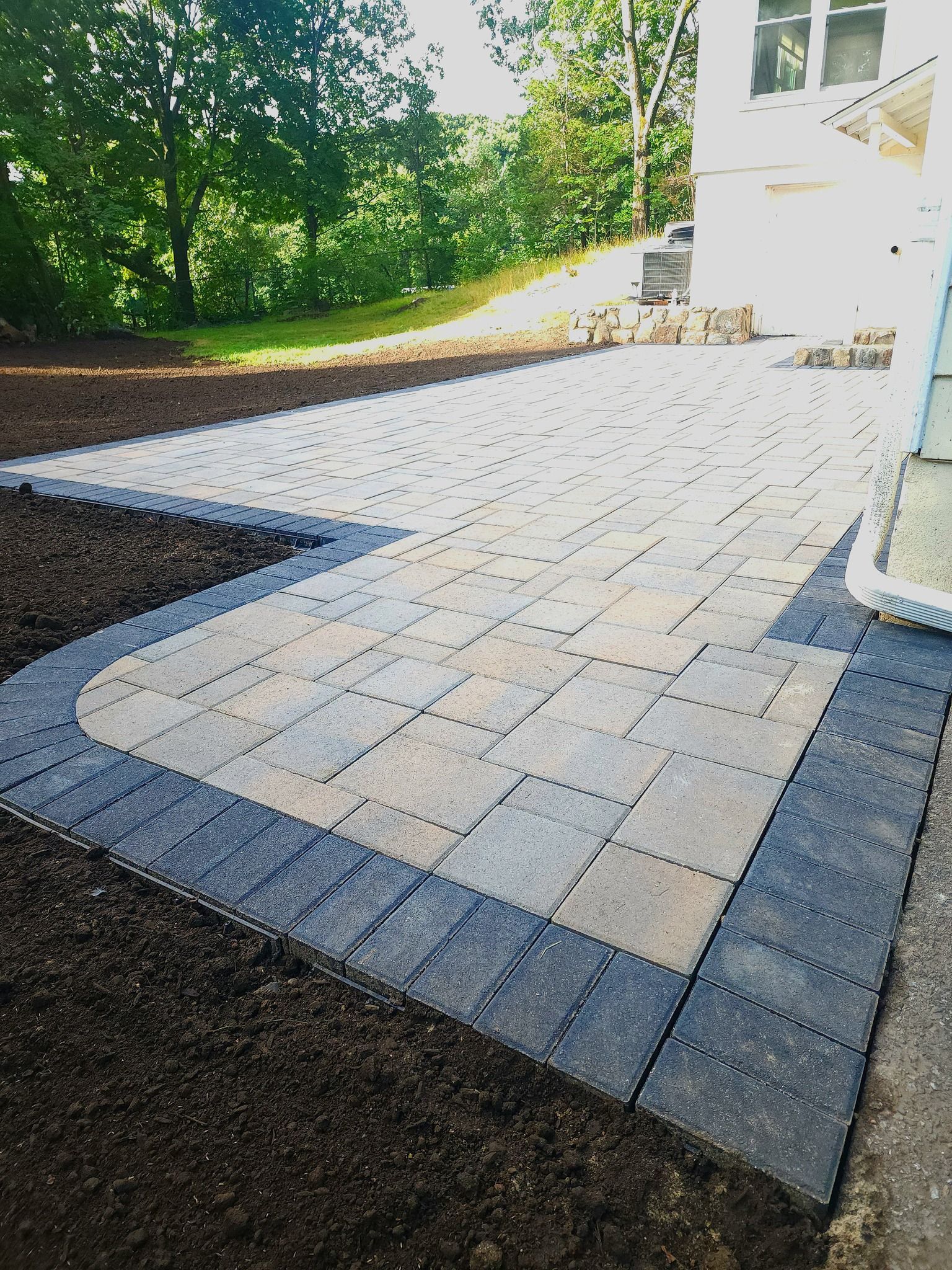 Paver patio with dark border. JR's Landscaping Hardscaping Lexington