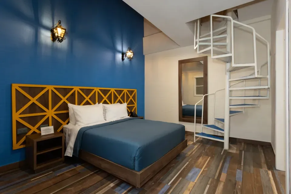 Espacio acogedor en habitación Caribe de Prixma Hotel San Andrés, alojamiento cerca de la playa con aire acondicionado y decoración única.