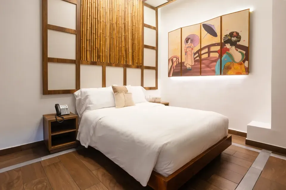 Habitación temática moderna en Prixma Hotel San Andrés, hotel cerca de la playa con confort y diseño exclusivo.