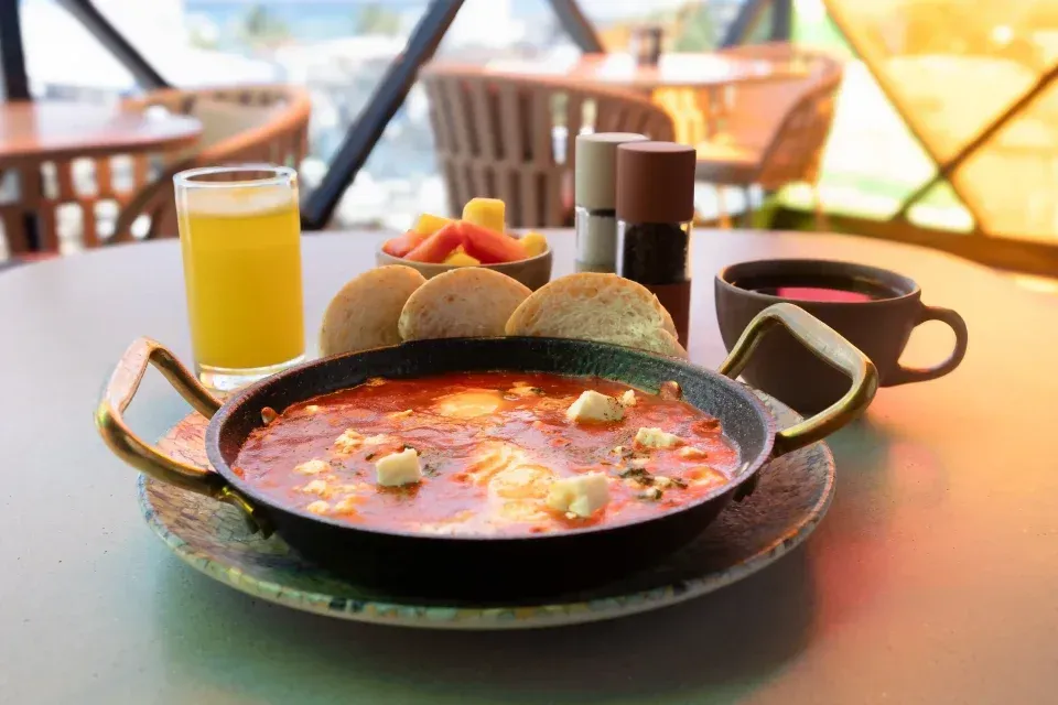 Plato caliente del desayuno incluido en hoteles en San Andrés con desayuno incluido, opción ideal dentro de las promociones de hoteles en San Andrés.