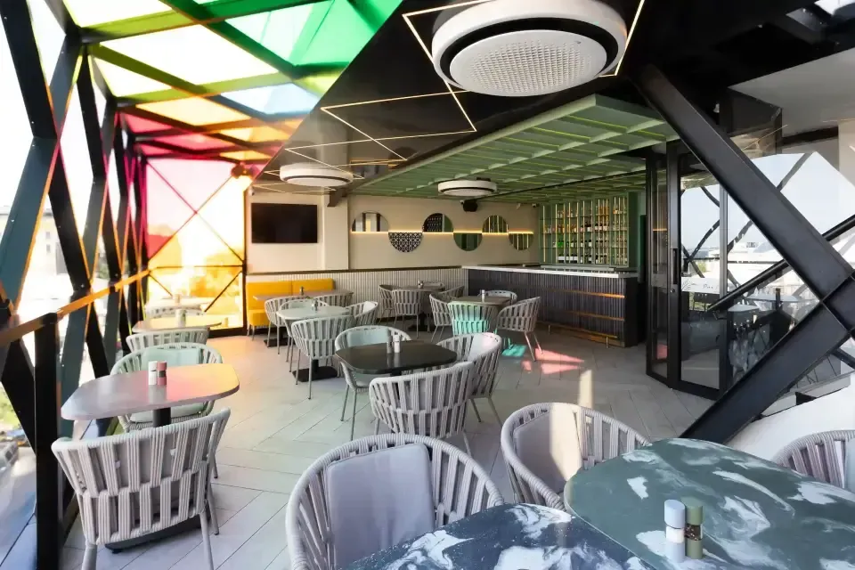 Restaurante moderno de hotel en San Andrés con desayuno incluido y restaurante propio, espacio ideal para empezar el día cerca de Spratt Bight.