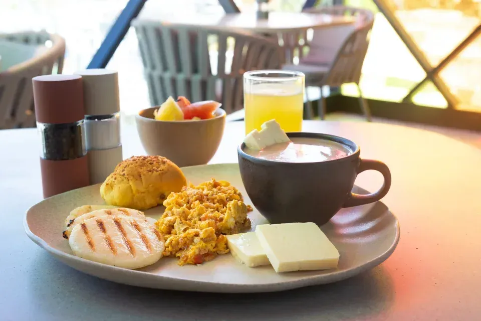 Desayuno servido en hoteles con desayuno incluido en San Andrés, propuesta variada para huéspedes que buscan dónde desayunar en San Andrés.