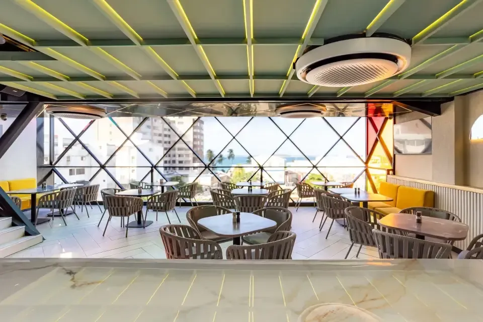 Restaurante en hoteles cerca de Spratt Bight, experiencia gastronómica incluida en la estadía en Prixma Hotel.