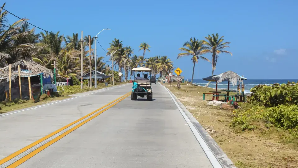 Carrito de golf en San Andrés para recorrer la isla desde Prixma Hotel, alojamiento cerca de la playa ideal para vacaciones.