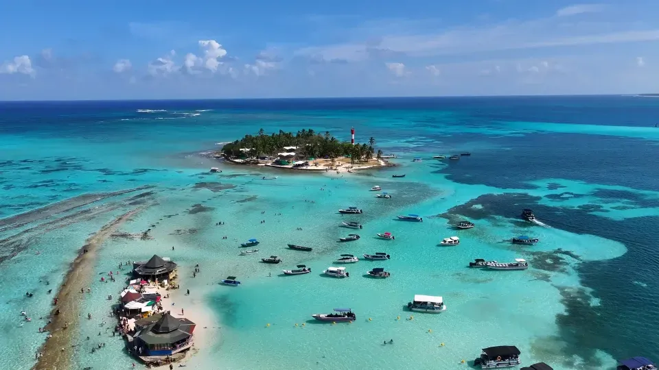Playas de San Andrés cerca del Hotel Prixma, el punto perfecto para disfrutar la isla después de gestionar la tarjeta de turismo
