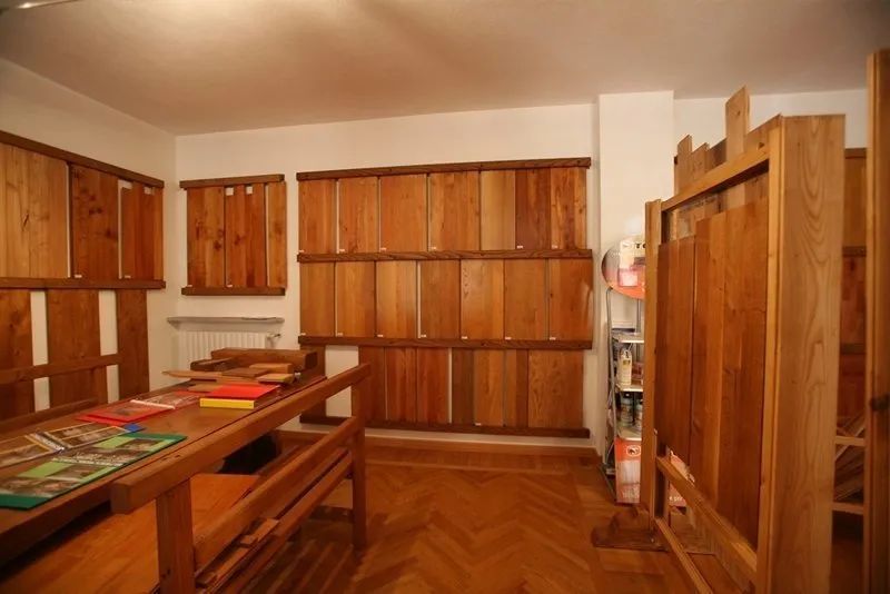 Interno showroom pareti in legno