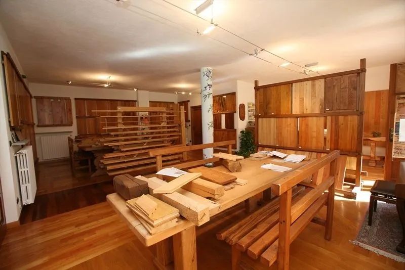 Interno showroom parquet