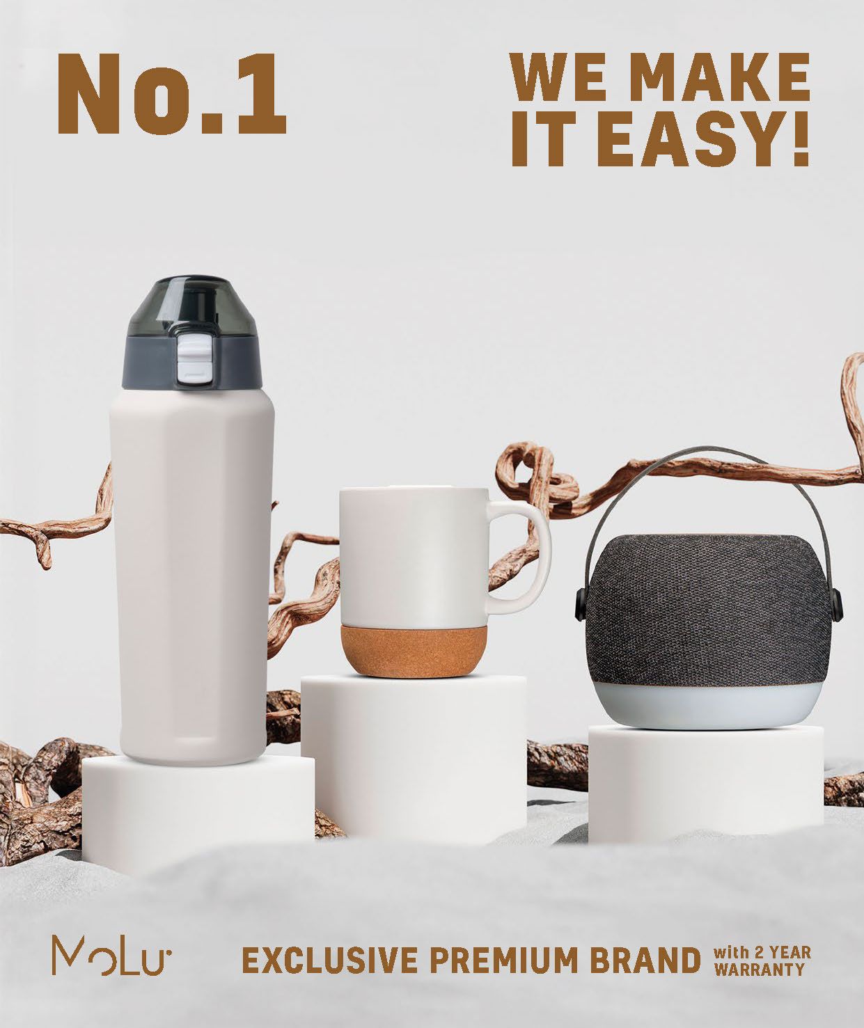 Μια γυναίκα που φορά ένα καπέλο και ένα λευκό πουκάμισο