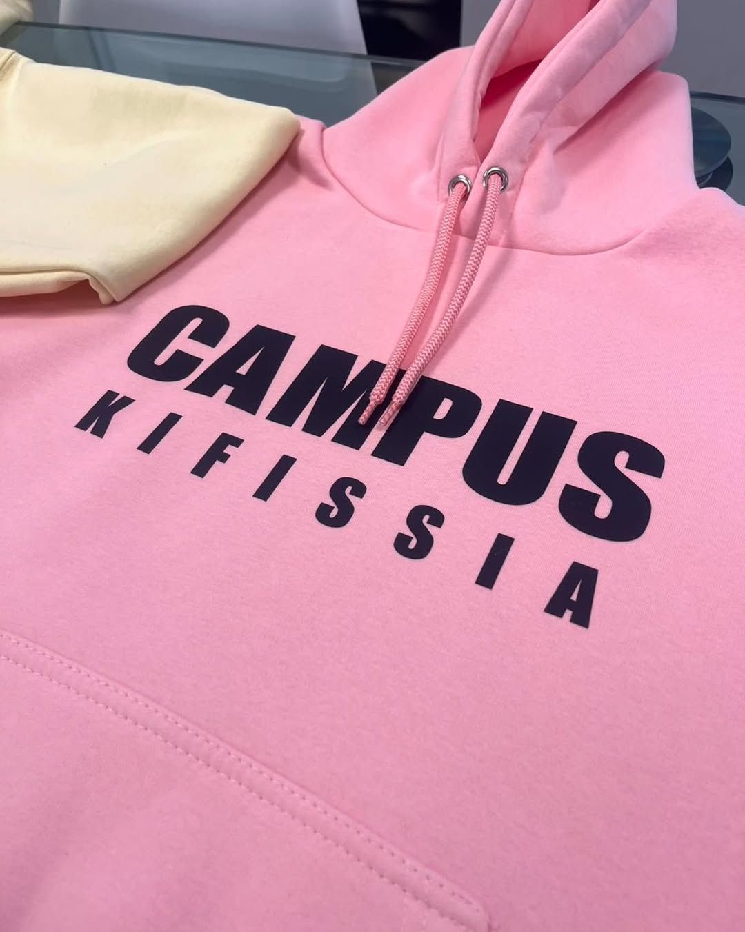 Κοντινό πλάνο μιας ροζ κουκούλας πανεπιστημιούπολης Κηφισιά