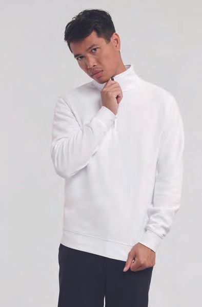 Ένας άντρας φοράει ένα άσπρο πουλόβερ και ένα μαύρο παντελόνι.