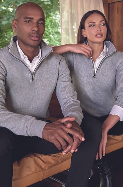 Ένας άντρας και μια γυναίκα κάθονται ο ένας δίπλα στον άλλον σε έναν καναπέ.