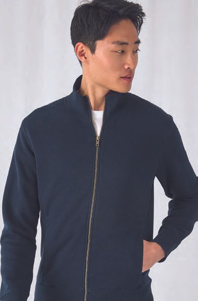 Ένας άντρας φοράει ένα μπλε μπουφάν με φερμουάρ.