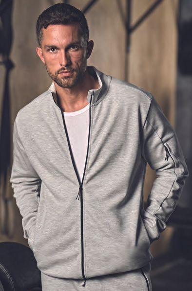 Ένας άντρας φοράει γκρι σακάκι και λευκό πουκάμισο.