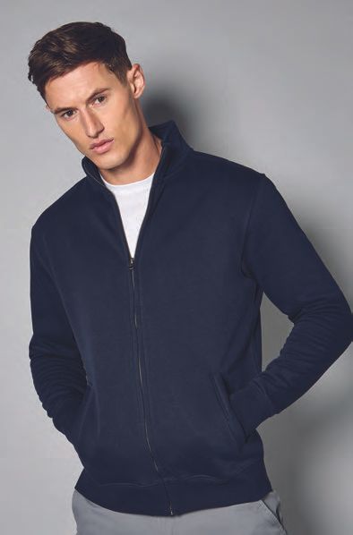 Ένας άντρας που φοράει μπλε μπουφάν με τα χέρια στις τσέπες του