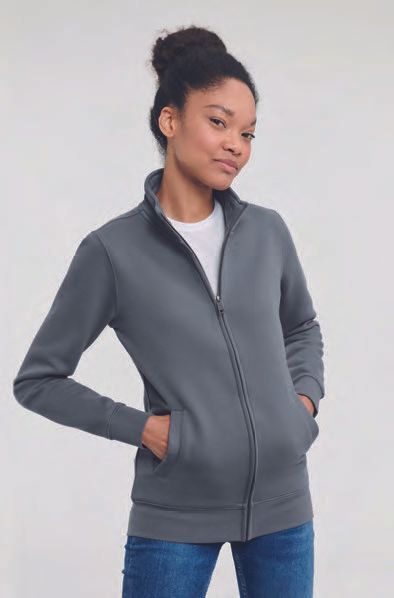 Μια γυναίκα φοράει ένα γκρι σακάκι με τα χέρια στις τσέπες της.