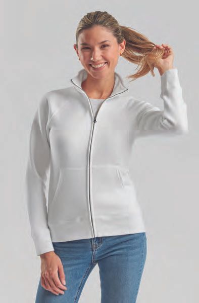 Μια γυναίκα φοράει λευκό σακάκι και μπλε τζιν.