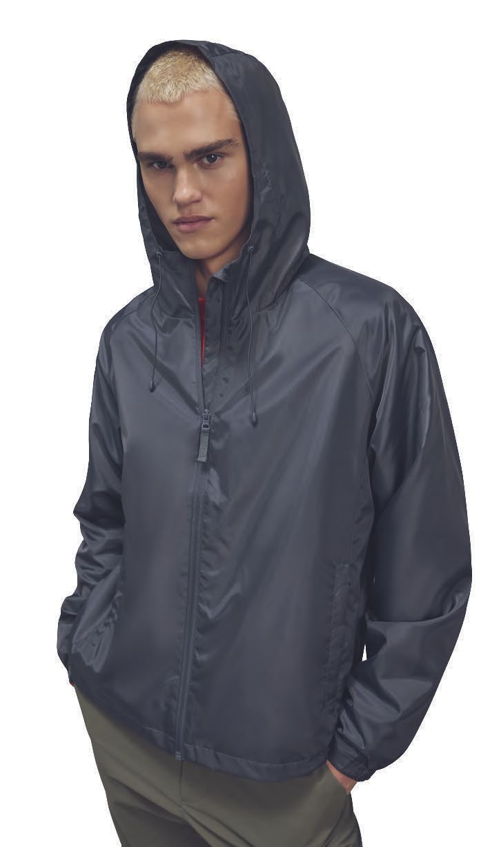 Ένας άντρας που φοράει μαύρο μπουφάν με κουκούλα