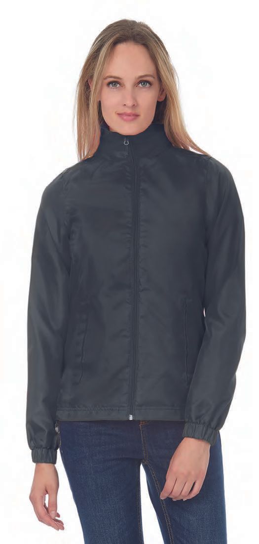 Μια γυναίκα φοράει μαύρο σακάκι και τζιν.