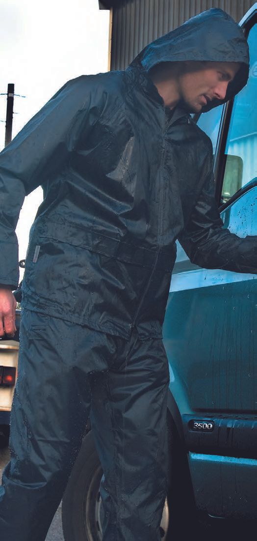 Ένας άντρας με κουκούλα στέκεται δίπλα σε ένα αυτοκίνητο