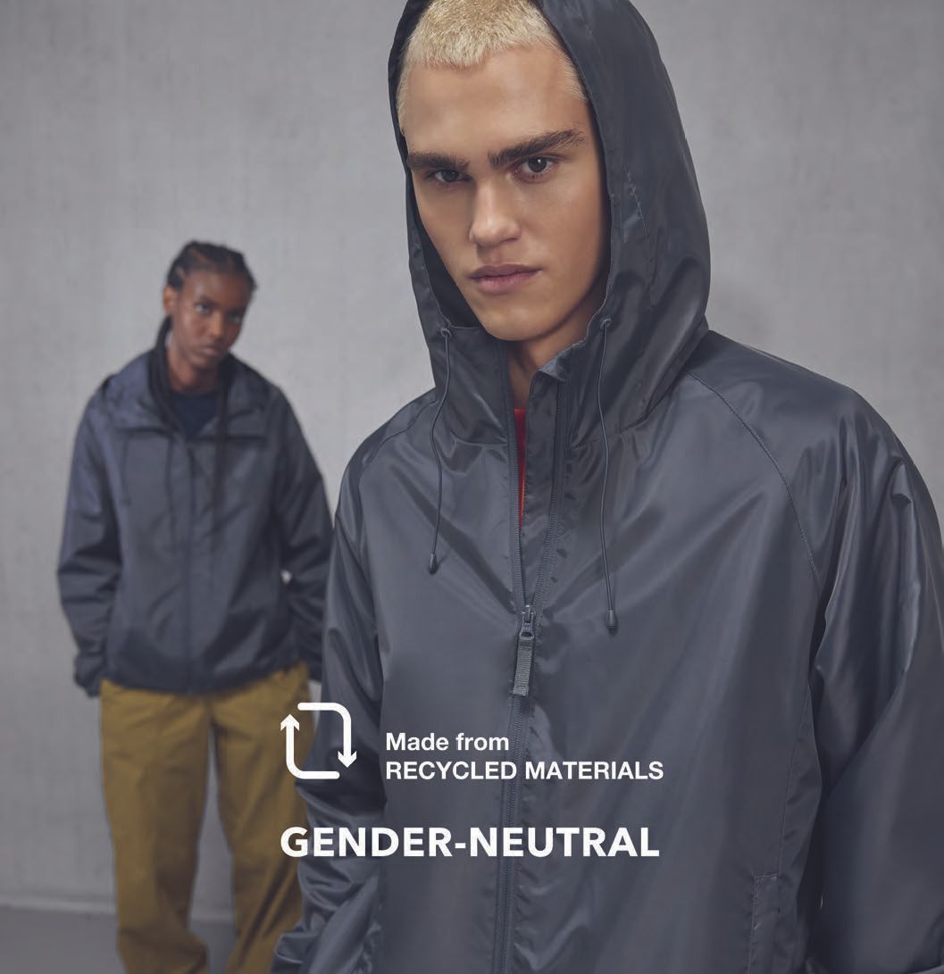 Ένας άντρας που φοράει ένα μπουφάν με κουκούλα φτιαγμένο από ανακυκλωμένα υλικά