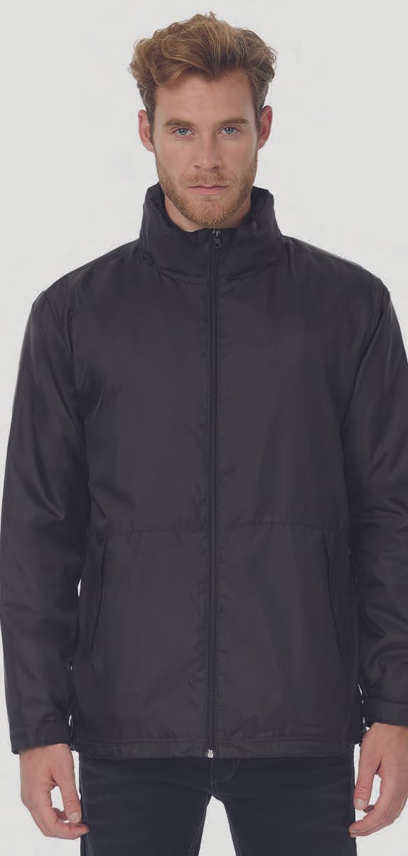 Ένας άντρας που φοράει μαύρο σακάκι στέκεται μπροστά σε ένα λευκό φόντο.