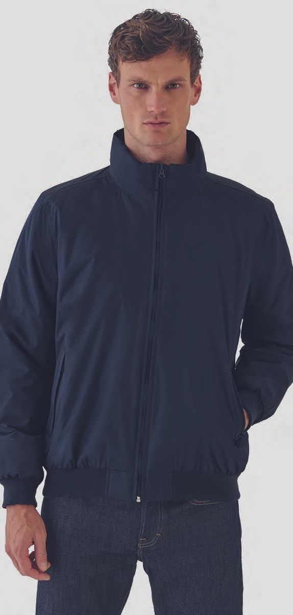 Ένας άντρας φοράει μπλε μπουφάν και τζιν