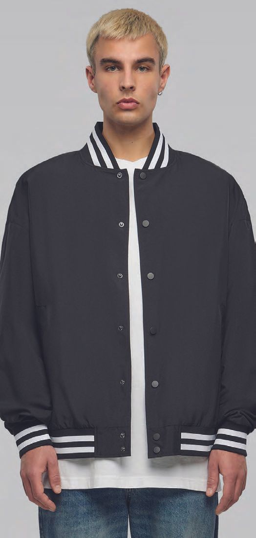 Ένας άντρας που φορούσε ένα μαύρο πανεπιστημιακό μπουφάν με άσπρες ρίγες στα μανίκια