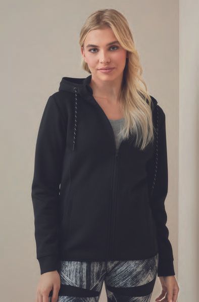 Μια γυναίκα φοράει μαύρο φούτερ με κουκούλα και κολάν