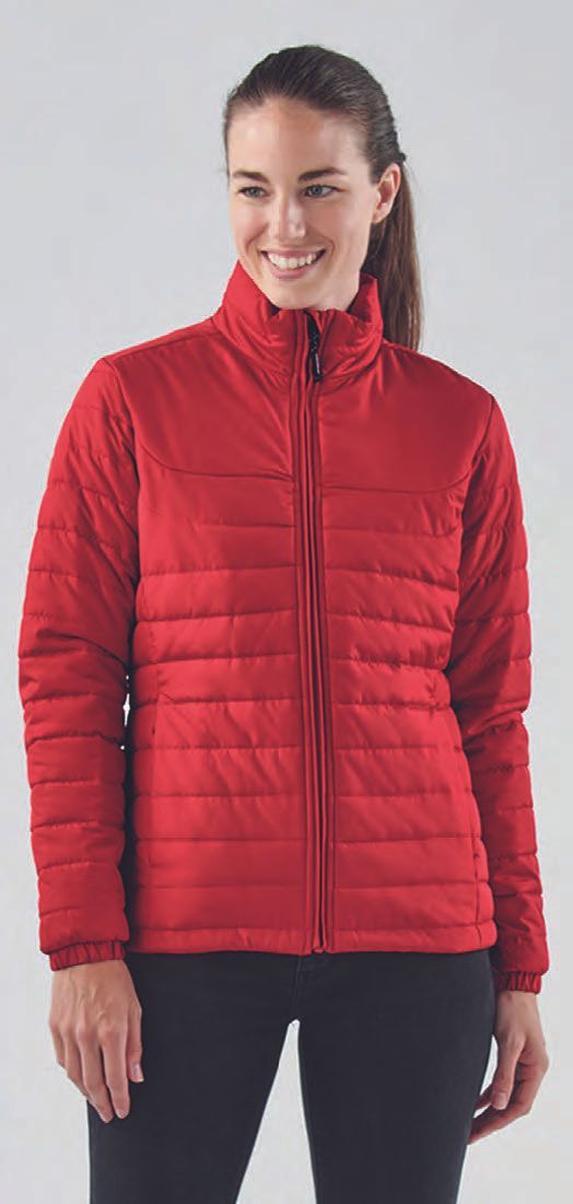 Μια γυναίκα φοράει κόκκινο σακάκι και μαύρο παντελόνι.