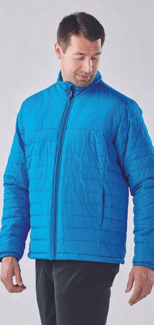 Ένας άντρας φοράει μπλε σακάκι και μαύρο παντελόνι.