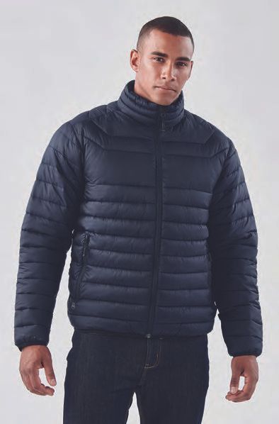 Ένας άντρας που φοράει μαύρο φουσκωτό μπουφάν και τζιν