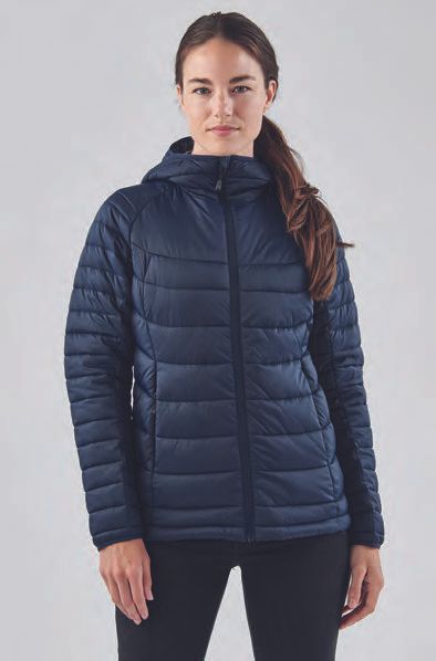 Μια γυναίκα φοράει ένα μπλε μπουφάν με κουκούλα