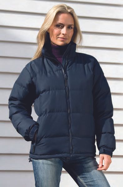 Μια γυναίκα φοράει μπλε μπουφάν και τζιν