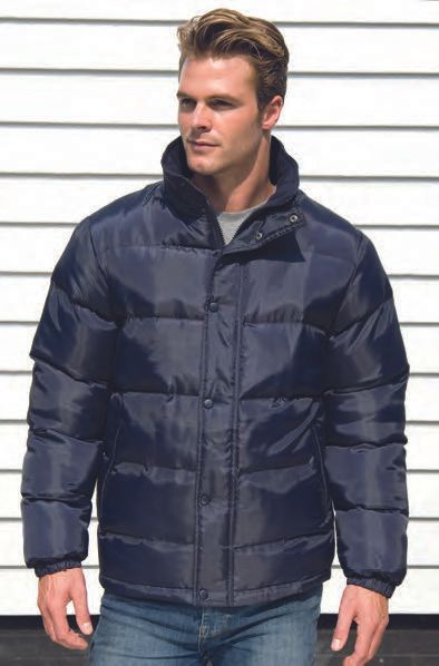 Ένας άντρας φοράει μπλε μπουφάν και τζιν