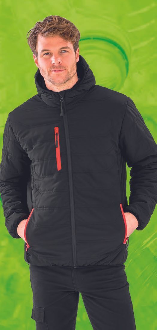 Ένας άντρας που φοράει μαύρο μπουφάν με κουκούλα στέκεται με τα χέρια στις τσέπες του.