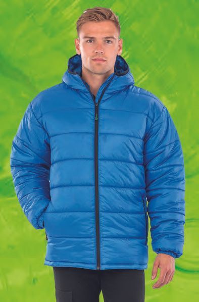 Ένας άντρας φοράει ένα μπλε φουσκωτό μπουφάν με κουκούλα.