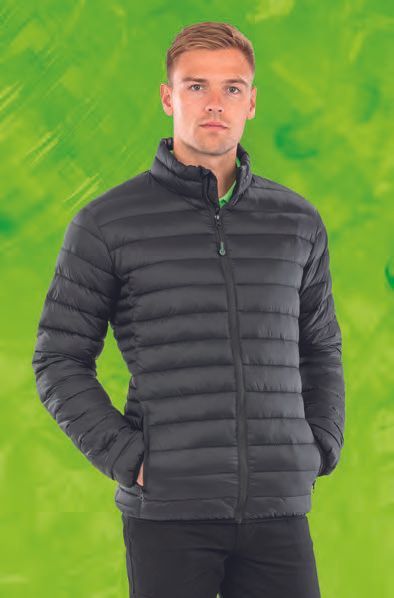 Ένας άντρας φοράει ένα μαύρο φουσκωτό μπουφάν με τα χέρια στις τσέπες του.