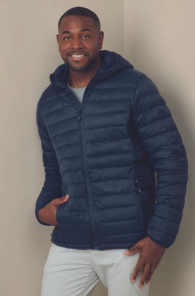 Ένας άντρας φοράει ένα μπλε φουσκωτό μπουφάν με κουκούλα.