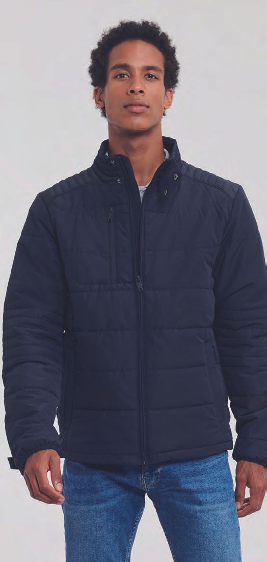 Ένας άντρας που φοράει μπλε μπουφάν και μπλε τζιν