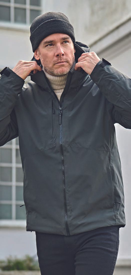 Ένας άντρας που φοράει μαύρο σακάκι και μαύρο καπέλο φτιάχνει την κουκούλα του.