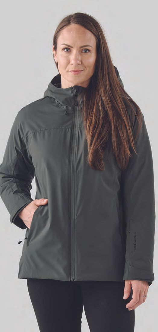 Μια γυναίκα φοράει ένα γκρι σακάκι με κουκούλα και μαύρο παντελόνι.