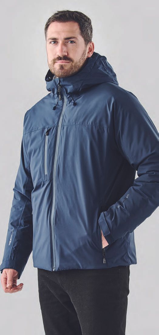 Ένας άντρας φοράει μπλε μπουφάν με κουκούλα.