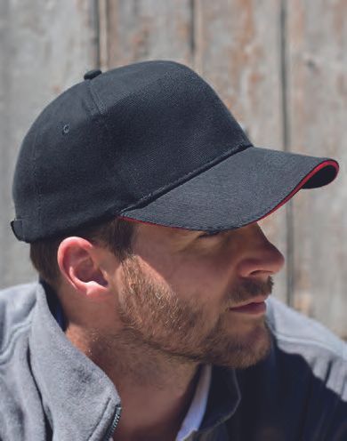 Ένας άντρας που φορούσε ένα μαύρο καπέλο του μπέιζμπολ με κόκκινο τελείωμα.