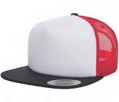 Ένα λευκό και κόκκινο καπέλο φορτηγατζή με μαύρο γείσο σε λευκό φόντο.