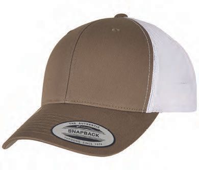 Ένα καφέ και άσπρο καπέλο του μπέιζμπολ με διχτυωτή πλάτη σε λευκό φόντο.